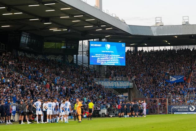 Eine Sicherheitsdurchsage auf der Videotafel fordert die mitgereisten Fans von Hertha BSC auf, ein Banner zu entfernen, das ein Flucht- und Rettungstor blockiert. Das Spiel wird waehrenddessen kurzzeitig unterbrochen. GER, VfL Bochum 1848 vs Hertha BSC, 2. Bundesliga, 1. Spieltag, Saison 2026-27, Vonovia Ruhrstadion, Bochum, 07.08.2026 DFL REGULATIONS PROHIBIT ANY USE OF PHOTOGRAPHS AS IMAGE SEQUENCES AND OR QUASI-VIDEO Foto: HMB Media Scott W. Coleman Bochum Vonovia Ruhrstadion Nordrhein-Westfalen GER Copyright: xScottxW.xColemanx