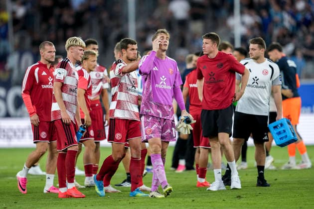 Spieler von Fortuna Düsseldorf, enttäuscht über die Niederlage, Enttäuschung nach dem Schlusspfiff, Highlight, Verlierer, verloren, Frustration, disappointed, pessimistisch, 07.08.2026, Mannheim (Deutschland), Fussball, 3. Liga, SV Waldhof Mannheim - Fortuna Düsseldorf, DFB DFL REGULATIONS PROHIBIT ANY USE OF PHOTOGRAPHS AS IMAGE SEQUENCES AND OR QUASI-VIDEO. *** Fortuna Düsseldorf players, disappointed by the loss, disappointment after the final whistle, highlight, losers, lost, frustration, disappointed, pessimistic, August 7, 2026, Mannheim, Germany, soccer, 3. Liga, SV Waldhof Mannheim vs. Fortuna Düsseldorf, DFB and DFL regulations prohibit any use of photographs as image sequences and or quasi-video xozx
