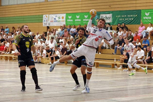 07.08.2026, xovx, Handball Lindencup, TV Hüttenberg - HSC 2000 Coburg v.l. Bartlomiej Bis (HSC Coburg), Nejc Planinsek (HSC Coburg), Leif Haack (TV Hüttenberg) Linden Stadthalle Hessen Deutschland (DE) *** August 7, 2026, xovx, Lindencup Handball Tournament, TV Hüttenberg vs. HSC 2000 Coburg; Bartlomiej Bis (HSC Coburg), Nejc Planinsek (HSC Coburg), Leif Haack (TV Hüttenberg); Linden City Hall, Hesse, Germany, DE
