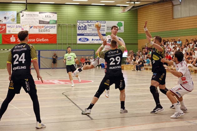 07.08.2026, xovx, Handball Lindencup, TV Hüttenberg - HSC 2000 Coburg v.l. Sven Wesseling (HSC Coburg), Torsten Anselm (TV Hüttenberg), Leonards Valkovskis (HSC Coburg), Bartlomiej Bis (HSC Coburg), Vit Reichl (TV Hüttenberg) Linden Stadthalle Hessen Deutschland (DE) *** August 7, 2026, xovx, Lindencup Handball Tournament, TV Hüttenberg vs. HSC 2000 Coburg; Sven Wesseling (HSC Coburg), Torsten Anselm (TV Hüttenberg), Leonards Valkovskis, HSC Coburg; Bartlomiej Bis, HSC Coburg; Vit Reichl, TV Hüttenberg; Linden Stadthalle, Hesse, Germany, DE