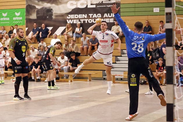 07.08.2026, xovx, Handball Lindencup, TV Hüttenberg - HSC 2000 Coburg v.l. Bartlomiej Bis (HSC Coburg), Philipp Schwarz (TV Hüttenberg), Fabian Apfel (HSC Coburg) Linden Stadthalle Hessen Deutschland (DE) *** August 7, 2026, xovx, Lindencup Handball Tournament, TV Hüttenberg vs. HSC 2000 Coburg, Bartlomiej Bis (HSC Coburg), Philipp Schwarz (TV Hüttenberg), Fabian Apfel (HSC Coburg), Linden Stadthalle, Hesse, Germany, DE