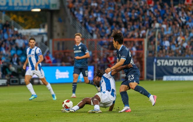 Deutschland: Fussball 2.Bundesliga 2026 2027, 1. Spieltag - VfL Bochum vs Hertha BSC - Vonovia Ruhrstadion (Bochum): im Zweikampf Deyovaisio Zeefuik (Hertha BSC, 42) Koji Miyoshi (VfL Bochum, 23) *** Germany Soccer 2. Bundesliga 2026–2027, Matchday 1: VfL Bochum vs. Hertha BSC at Vonovia Ruhrstadion in Bochum—Deyovaisio Zeefuik (Hertha BSC, 42) and Koji Miyoshi (VfL Bochum, 23) in a tackle Copyright: xAymanxAlahmedx