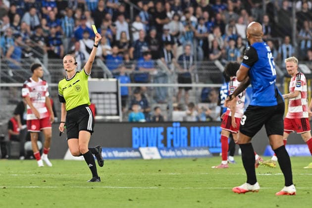 2. Liga; SV Waldhof Mannheim - Fortuna Düsseldorf; 07.08.2026 MANNHEIM, GERMANY - 07. AUGUST: im Schiedsrichterin Fabienne MICHEL zeigt Terrence BOYD (SV Waldhof Mannheim 13) die gelbe Karte während dem Match der 3. Liga zwischen dem SV Waldhof Mannheim und Fortuna Düsseldorf am 1. Spieltag im Carl-Benz Stadion *** 2nd Division: SV Waldhof Mannheim vs. Fortuna Düsseldorf, August 7, 2026, MANNHEIM, GERMANY, August 7: Referee Fabienne MICHEL shows Terrence BOYD of SV Waldhof Mannheim the yellow card during the 3. Liga match between SV Waldhof Mannheim and Fortuna Düsseldorf on Matchday 1 at the Carl Benz Stadium Copyright: xBEAUTIFULxSPORTS Goldbergx