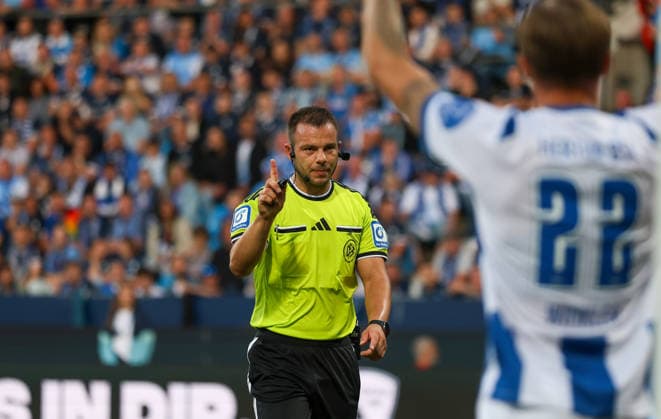 Deutschland: Fussball 2.Bundesliga 2026 2027, 1. Spieltag - VfL Bochum vs Hertha BSC - Vonovia Ruhrstadion (Bochum): SchiedsrichterWolfgang Haslberger Mimik, Gesichtsausdruck, Emotion *** Germany Soccer 2. Bundesliga 2026–2027, Matchday 1: VfL Bochum vs. Hertha BSC at Vonovia Ruhrstadion in Bochum; Referee: Wolfgang Haslberger; Facial expressions, emotions Copyright: xAymanxAlahmedx