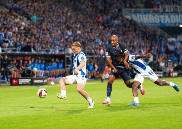 Julian Eitschberger (Hertha BSC, 2), Jean-Manuel Mbom (VfL Bochum 1848, 8), und Deyovaisio Zeefuik (Hertha BSC, 42) GER, VfL Bochum 1848 vs Hertha BSC, 2. Bundesliga, 1. Spieltag, Saison 2026-27, Vonovia Ruhrstadion, Bochum, 07.08.2026 DFL REGULATIONS PROHIBIT ANY USE OF PHOTOGRAPHS AS IMAGE SEQUENCES AND OR QUASI-VIDEO Foto: HMB Media Scott W. Coleman Bochum Vonovia Ruhrstadion Nordrhein-Westfalen GER Copyright: xScottxW.xColemanx