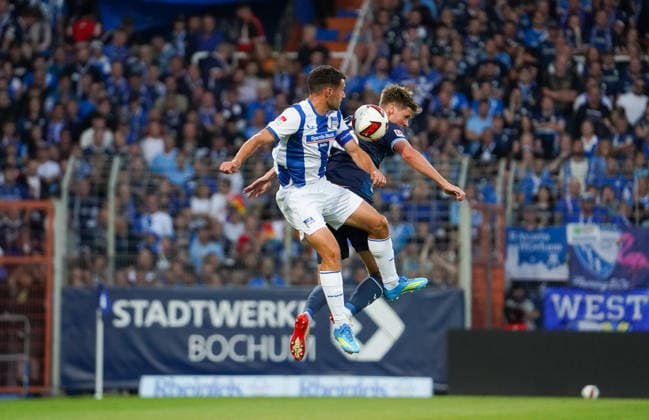 Deutschland: Fussball 2.Bundesliga 2026 2027, 1. Spieltag - VfL Bochum vs Hertha BSC - Vonovia Ruhrstadion (Bochum): Kopfball Josip Brekalo (Hertha BSC, 7) Oliver Olsen (VfL Bochum, 13) *** Germany Soccer 2. Bundesliga 2026–2027, Matchday 1: VfL Bochum vs. Hertha BSC at Vonovia Ruhrstadion in Bochum; header by Josip Brekalo (Hertha BSC), 7; Oliver Olsen (VfL Bochum), 13 Copyright: xAymanxAlahmedx
