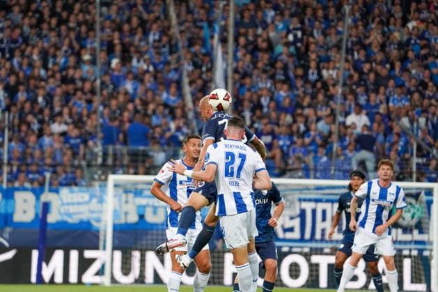 Deutschland: Fussball 2.Bundesliga 2026 2027, 1. Spieltag - VfL Bochum vs Hertha BSC - Vonovia Ruhrstadion (Bochum): Kopfball Philipp Hofmann (VfL Bochum, 33) Niklas Kolbe (Hertha BSC, 27) *** Germany Soccer 2. Bundesliga 2026–2027, Matchday 1: VfL Bochum vs. Hertha BSC at Vonovia Ruhrstadion in Bochum; header by Philipp Hofmann (VfL Bochum, 33) and Niklas Kolbe (Hertha BSC, 27) Copyright: xAymanxAlahmedx