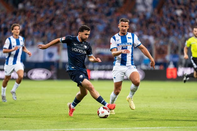 07.08.2026, GER Deutschland, Fussball, Saison 2026 2027, 2. Bundesliga, 1. Spieltag: VfL Bochum vs Hertha BSC Berlin Zweikampf zwischen Berkan Taz (VfL Bochum, 10) und Paul Seguin (Hertha BSC Berlin, 30) Bochum Vonovia Ruhrstadion Nordrhein Westfalen Deutschland *** August 7, 2026, GER Germany, Soccer, 2026–2027 Season, 2. Bundesliga, Matchday 1: VfL Bochum vs. Hertha BSC Berlin; a tackle between Berkan Taz (VfL Bochum, No. 10) and Paul Seguin (Hertha BSC Berlin, No. 30); Bochum, Vonovia Ruhrstadion, North Rhine-Westphalia, Germany Copyright: xnordphotoxGmbHx xSchulzex