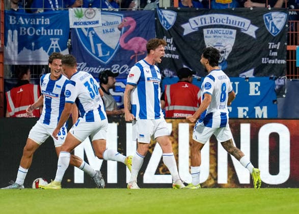 Spieler von Hertha BSC feiern den Treffer zum 0:1 durch Sebastian Groenning (Hertha BSC, 17) in der 39. Minute. GER, VfL Bochum 1848 vs Hertha BSC, 2. Bundesliga, 1. Spieltag, Saison 2026-27, Vonovia Ruhrstadion, Bochum, 07.08.2026 DFL REGULATIONS PROHIBIT ANY USE OF PHOTOGRAPHS AS IMAGE SEQUENCES AND OR QUASI-VIDEO Foto: HMB Media Scott W. Coleman Bochum Vonovia Ruhrstadion Nordrhein-Westfalen GER Copyright: xScottxW.xColemanx
