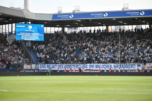 Das Spiel musste unterbrochen werden, weil Hertha Fans mit ihrem Banner einen Fluchtweg versperrten 07.08.2026, Fussball 2. Bundesliga, Saison 2026 2027, 1. Spieltag, VfL Bochum - Hertha BSC DFL regulations prohibit any use of photographs as image sequences and or quasi-video Bochum Vonovia Ruhrstadion Nordrhein Westfalen Deutschland *** The game had to be interrupted because Hertha fans were blocking an emergency exit with their banner. August 7, 2026, Soccer, 2. Bundesliga, 2026–2027 season, Matchday 1, VfL Bochum vs. Hertha BSC. DFL regulations prohibit any use of photographs as image sequences and or quasi-video. Bochum, Vonovia Ruhrstadion, North Rhine-Westphalia, Germany Team2