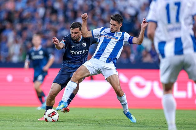 08.07.2026, Fußball, VfL Bochum - Hertha BSC, 2. Fußball-Bundesliga, 1. Spieltag, Vonovia Ruhrstadion, Saison 2026 2027: Berkan Taz (VfL Bochum 10) im Zweikampf gegen Josip Brekalo (Hertha BSC 07) DFB regulations prohibit any use of photographs as image sequences and or quasi-video. Nordrhein-Westfalen Deutschland *** July 8, 2026, Soccer, VfL Bochum vs. Hertha BSC, 2. Bundesliga, Matchday 1, Vonovia Ruhrstadion, 2026–2027 Season Berkan Taz (VfL Bochum 10) in a tackle against Josip Brekalo (Hertha BSC 07) DFB regulations prohibit any use of photographs as image sequences and or quasi-video North Rhine-Westphalia, Germany
