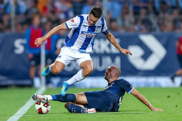 08.07.2026, Fußball, VfL Bochum - Hertha BSC, 2. Fußball-Bundesliga, 1. Spieltag, Vonovia Ruhrstadion, Saison 2026 2027: Josip Brekalo (Hertha BSC 07) im Zweikampf gegen Philipp Hofmann (VfL Bochum 33) DFB regulations prohibit any use of photographs as image sequences and or quasi-video. Nordrhein-Westfalen Deutschland *** July 8, 2026, Soccer, VfL Bochum vs. Hertha BSC, 2. Bundesliga, Matchday 1, Vonovia Ruhrstadion, 2026–2027 Season: Josip Brekalo (Hertha BSC 07) in a tackle against Philipp Hofmann (VfL Bochum 33). DFB regulations prohibit any use of photographs as image sequences and or quasi-video. North Rhine-Westphalia, Germany
