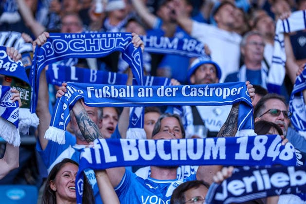 08.07.2026, Fußball, VfL Bochum - Hertha BSC, 2. Fußball-Bundesliga, 1. Spieltag, Vonovia Ruhrstadion, Saison 2026 2027: Fanschal Fans Bochumer Schriftzug Schal Schalparade DFB regulations prohibit any use of photographs as image sequences and or quasi-video. Nordrhein-Westfalen Deutschland *** July 8, 2026, Soccer, VfL Bochum vs. Hertha BSC, 2. Bundesliga, Matchday 1, Vonovia Ruhrstadion, 2026–2027 Season, fan scarf, fans, Bochum lettering, scarf, scarf parade. DFB regulations prohibit any use of photographs as image sequences and or quasi-video. North Rhine-Westphalia, Germany
