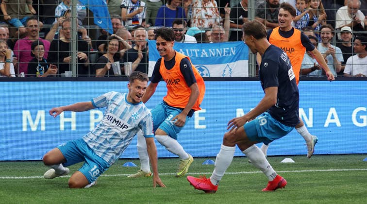 2026.08.07, Deutschland, Stuttgart-Degerloch, Fußball Stuttgarter Kickers vs. SSV Ulm, v.l. Torschütze Maximlian Zaiser, Leandro Mendes Rangel, Nico Fundel (Kickers) jubeln über das Tor zum 2:1 *** August 7, 2026, Germany, Stuttgart Degerloch, Soccer: Stuttgarter Kickers vs. SSV Ulm; from left: goal scorer Maximlian Zaiser, Leandro Mendes Rangel, Nico Fundel; the Kickers celebrate the goal that made it 2–1