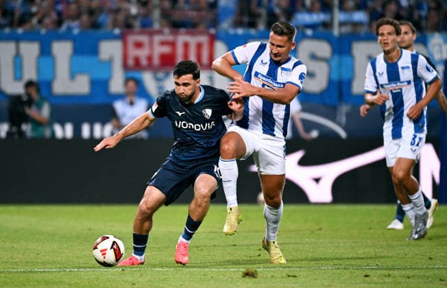 Bochum, Germany, 2. Bundesliga, Matchday 1, Vonovia Ruhrstadion Bochum, VfL Bochum vs Hertha BSC Berlin; Berkan Taz (BOC), Paul Seguin (HBB). Action *** Bochum, Germany, 2. Bundesliga, Matchday 1, Vonovia Ruhrstadion Bochum, VfL Bochum vs. Hertha BSC Berlin—Berkan Taz (BOC), Paul Seguin (HBB)—Action