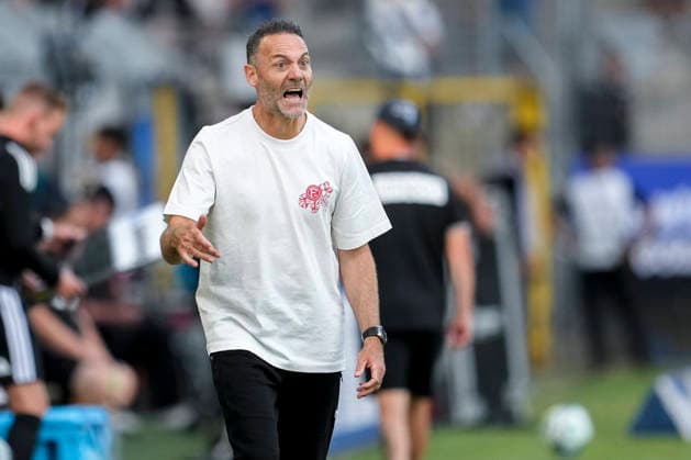 Alexander Ende (Trainer, Cheftrainer, F95), gibt Anweisungen, gestikuliert, mit den Armen gestikulieren, Einzelbild, Einzelfoto, Aktion, Action, ist wütend, ruft, schreit, schreien, schreiend, 07.08.2026, Mannheim (Deutschland), Fussball, 3. Liga, SV Waldhof Mannheim - Fortuna Düsseldorf, DFB DFL REGULATIONS PROHIBIT ANY USE OF PHOTOGRAPHS AS IMAGE SEQUENCES AND OR QUASI-VIDEO. *** Alexander Ende, coach and head coach of F95, gives instructions, gestures with his arms, single frame, single photo, action, is angry, calls out, shouts, screaming, August 7, 2026, Mannheim, Germany, soccer, 3rd Division, SV Waldhof Mannheim vs. Fortuna Düsseldorf, DFB and DFL regulations prohibit any use of photographs as image sequences and or quasi-video xozx
