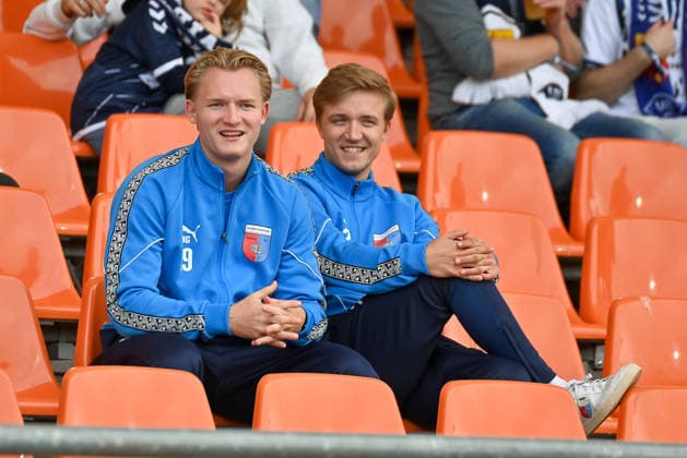 Maurits Nagel (SV Drochtersen Assel, 19) und Maximilian Geissen (SV Drochtersen Assel, 23) sitzen auf der Tribuene VfB Oldenburg vs. SV Drochtersen Assel, Fussball, Regionalliga Nord, 2. Spieltag, Saison 2026 2027, 07.08.2026, VfB Oldenburg vs. SV Drochtersen Assel, Fussball, Regionalliga Nord, 2. Spieltag, Saison 2026 2027, 07.08.2026 Oldenburg *** Maurits Nagel of SV Drochtersen Assel, 19, and Maximilian Geissen of SV Drochtersen Assel, 23, are sitting in the stands at the VfB Oldenburg vs. SV Drochtersen Assel soccer match, Regionalliga Nord, Matchday 2, 2026–2027 season, August 7, 2026, VfB Oldenburg vs. SV Drochtersen Assel, soccer, Regionalliga Nord, Matchday 2, 2026–2027 season, August 7, 2026, Oldenburg Copyright: xEibner-Pressefoto RobertxGertzenx EP_RGN