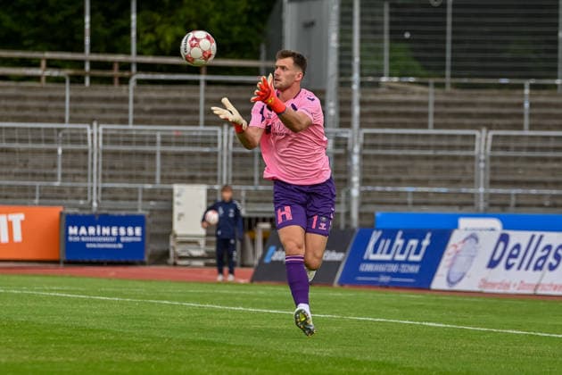 Jhonny Peitzmeier (VfB Oldenburg, 01) erwartet einen Ball VfB Oldenburg vs. SV Drochtersen Assel, Fussball, Regionalliga Nord, 2. Spieltag, Saison 2026 2027, 07.08.2026, VfB Oldenburg vs. SV Drochtersen Assel, Fussball, Regionalliga Nord, 2. Spieltag, Saison 2026 2027, 07.08.2026 Oldenburg *** Jhonny Peitzmeier of VfB Oldenburg, No. 01, waits for the ball; VfB Oldenburg vs. SV Drochtersen Assel, Soccer, Regionalliga Nord, Matchday 2, 2026–2027 Season, August 7, 2026, VfB Oldenburg vs. SV Drochtersen Assel, Soccer, Regionalliga Nord, Matchday 2, 2026–2027 Season, August 7, 2026, Oldenburg Copyright: xEibner-Pressefoto RobertxGertzenx EP_RGN