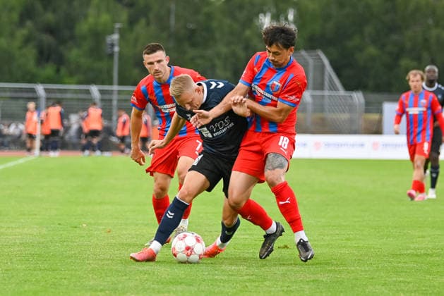 Kai Proeger (VfB Oldenburg, 11) gegen Kevin Insgreso (SV Drochtersen Assel, 18) VfB Oldenburg vs. SV Drochtersen Assel, Fussball, Regionalliga Nord, 2. Spieltag, Saison 2026 2027, 07.08.2026, VfB Oldenburg vs. SV Drochtersen Assel, Fussball, Regionalliga Nord, 2. Spieltag, Saison 2026 2027, 07.08.2026 Oldenburg *** Kai Proeger (VfB Oldenburg), 11, vs. Kevin Insgreso (SV Drochtersen Assel), 18; VfB Oldenburg vs. SV Drochtersen Assel, Soccer, Regionalliga Nord, Matchday 2, 2026–2027 Season, August 7, 2026, VfB Oldenburg vs. SV Drochtersen Assel, Soccer, Regionalliga Nord, Matchday 2, 2026–2027 Season, August 7, 2026, Oldenburg Copyright: xEibner-Pressefoto RobertxGertzenx EP_RGN