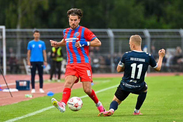 Christopher Schepp (SV Drochtersen Assel, 10) gegen Kai Proeger (VfB Oldenburg, 11) VfB Oldenburg vs. SV Drochtersen Assel, Fussball, Regionalliga Nord, 2. Spieltag, Saison 2026 2027, 07.08.2026, VfB Oldenburg vs. SV Drochtersen Assel, Fussball, Regionalliga Nord, 2. Spieltag, Saison 2026 2027, 07.08.2026 Oldenburg *** Christopher Schepp (SV Drochtersen Assel), 10 vs. Kai Proeger (VfB Oldenburg), 11 VfB Oldenburg vs. SV Drochtersen Assel, Soccer, Regionalliga Nord, Matchday 2, 2026–2027 Season, August 7, 2026, VfB Oldenburg vs. SV Drochtersen Assel, Soccer, Regionalliga Nord, Matchday 2, 2026–2027 Season, August 7, 2026, Oldenburg Copyright: xEibner-Pressefoto RobertxGertzenx EP_RGN