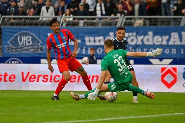 Jesper Heim (SV Drochtersen Assel, 33) haelt gegen Louis Hajdinaj (VfB Oldenburg, 23) VfB Oldenburg vs. SV Drochtersen Assel, Fussball, Regionalliga Nord, 2. Spieltag, Saison 2026 2027, 07.08.2026, VfB Oldenburg vs. SV Drochtersen Assel, Fussball, Regionalliga Nord, 2. Spieltag, Saison 2026 2027, 07.08.2026 Oldenburg *** Jesper Heim (SV Drochtersen Assel), 33, faces off against Louis Hajdinaj (VfB Oldenburg), 23; VfB Oldenburg vs. SV Drochtersen Assel, Soccer, Regionalliga Nord, Matchday 2, 2026–2027 Season, August 7, 2026, VfB Oldenburg vs. SV Drochtersen Assel, Soccer, Regionalliga Nord, Matchday 2, 2026–2027 season, August 7, 2026, Oldenburg Copyright: xEibner-Pressefoto RobertxGertzenx EP_RGN