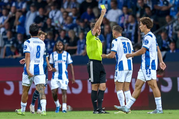08.07.2026, Fußball, VfL Bochum - Hertha BSC, 2. Fußball-Bundesliga, 1. Spieltag, Vonovia Ruhrstadion, Saison 2026 2027: Schiedsrichter Wolfgang Haslberger zeigt Gelbe Karte fürt Paul Seguin (Hertha BSC 30) DFB regulations prohibit any use of photographs as image sequences and or quasi-video. Nordrhein-Westfalen Deutschland *** July 8, 2026, Soccer, VfL Bochum vs. Hertha BSC, 2. Bundesliga, Matchday 1, Vonovia Ruhrstadion, 2026–2027 Season. Referee Wolfgang Haslberger shows a yellow card to Paul Seguin of Hertha BSC. 30. DFB regulations prohibit any use of photographs as image sequences and or quasi-video. North Rhine-Westphalia, Germany