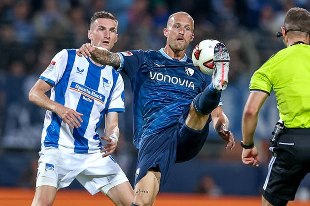 08.07.2026, Fußball, VfL Bochum - Hertha BSC, 2. Fußball-Bundesliga, 1. Spieltag, Vonovia Ruhrstadion, Saison 2026 2027: Niklas Kolbe (Hertha BSC 27) im Zweikampf gegen Philipp Hofmann (VfL Bochum 33) DFB regulations prohibit any use of photographs as image sequences and or quasi-video. Nordrhein-Westfalen Deutschland *** July 8, 2026, Soccer, VfL Bochum vs. Hertha BSC, 2. Bundesliga, Matchday 1, Vonovia Ruhrstadion, 2026–2027 Season: Niklas Kolbe (Hertha BSC, No. 27) in a tackle against Philipp Hofmann (VfL Bochum, No. 33). DFB regulations prohibit any use of photographs as image sequences and or quasi-video. North Rhine-Westphalia, Germany