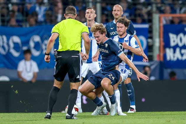 08.07.2026, Fußball, VfL Bochum - Hertha BSC, 2. Fußball-Bundesliga, 1. Spieltag, Vonovia Ruhrstadion, Saison 2026 2027: Mats Pannewig (VfL Bochum 24) im Zweikampf gegen Linus Gechter (Hertha BSC 44) DFB regulations prohibit any use of photographs as image sequences and or quasi-video. Nordrhein-Westfalen Deutschland *** July 8, 2026, Soccer, VfL Bochum vs. Hertha BSC, 2. Bundesliga, Matchday 1, Vonovia Ruhrstadion, 2026–2027 Season: Mats Pannewig (VfL Bochum, No. 24) in a tackle against Linus Gechter (Hertha BSC, No. 44). DFB regulations prohibit any use of photographs as image sequences and or quasi-video. North Rhine-Westphalia, Germany