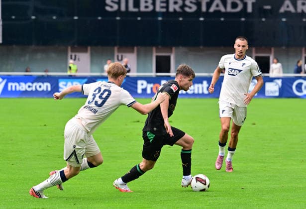 07.08.2026; Schwaz, Oesterreich; Fussball, Herren, Saison 2026 2027, Testspiel TSG 1899 Hoffenheim vs. Borussia Moenchengladbach Lukas Ullrich (Gladbach, re.) enteilt Mats Rots (Hoffenheim) DFL regulations prohibit any use of photographs as image sequences and or quasi-video. Silberstadt Arena Oesterreich *** August 7, 2026, Schwaz, Austria; Soccer, Men s, 2026–2027 season, Friendly Match: TSG 1899 Hoffenheim vs. Borussia Mönchengladbach. Lukas Ullrich (Gladbach) outpaces Mats Rots (Hoffenheim). DFL regulations prohibit any use of photographs as image sequences and or quasi-video. Silberstadt Arena, Austria