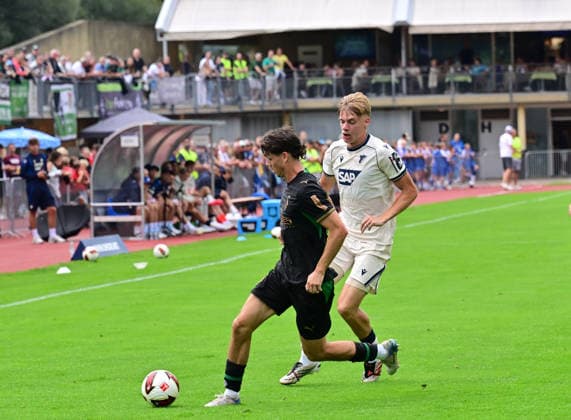 07.08.2026; Schwaz, Oesterreich; Fussball, Herren, Saison 2026 2027, Testspiel TSG 1899 Hoffenheim vs. Borussia Moenchengladbach Zweikampf zwischen v. li. Philipp Sander (Gladbach), Nathan De Cat (Hoffenheim) DFL regulations prohibit any use of photographs as image sequences and or quasi-video. Silberstadt Arena Oesterreich *** August 7, 2026, Schwaz, Austria; Soccer, Men s, 2026–2027 season, Friendly Match: TSG 1899 Hoffenheim vs. Borussia Mönchengladbach. A tackle between (from left) Philipp Sander (Gladbach) and Nathan De Cat (Hoffenheim). DFL regulations prohibit any use of photographs as image sequences and or quasi-video. Silberstadt Arena, Austria
