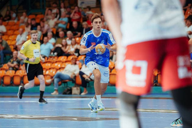 Testspielt: Dessau-Roßlauer HV 06 - PGE Wybrzeze Gdansk Alen Hadzimuhamedovic (Dessau-Roßlauer HV 06, 11) beim Anspiel am 07.08.2026 in der Anhalt-Arena, Dessau-Roßlau (Sachsen-Anhalt) Dessau-Roßlau Anhalt-Arena Sachsen-Anhalt Deutschland *** Friendly Match: Dessau Roßlauer HV 06 vs. PGE Wybrzeze Gdansk, Alen Hadzimuhamedovic, Dessau Roßlauer HV 06, 11 at kickoff on August 7, 2026, at the Anhalt Arena, Dessau-Roßlau, Saxony-Anhalt, Dessau-Roßlau, Anhalt Arena, Saxony-Anhalt, Germany