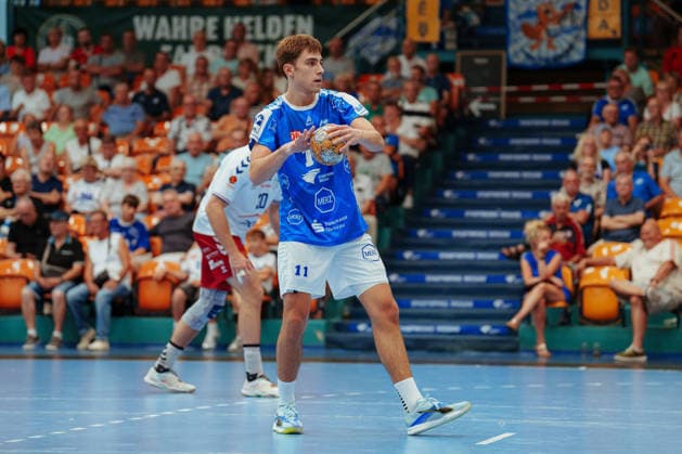 Testspielt: Dessau-Roßlauer HV 06 - PGE Wybrzeze Gdansk Alen Hadzimuhamedovic (Dessau-Roßlauer HV 06, 11) beim Siebenmeter-Wurf am 07.08.2026 in der Anhalt-Arena, Dessau-Roßlau (Sachsen-Anhalt) Dessau-Roßlau Anhalt-Arena Sachsen-Anhalt Deutschland *** Friendly Match: Dessau Roßlauer HV 06 vs. PGE Wybrzeze Gdansk, Alen Hadzimuhamedovic, Dessau Roßlauer HV 06, 11 taking a penalty throw on August 7, 2026, at the Anhalt Arena, Dessau-Roßlau, Saxony-Anhalt, Dessau-Roßlau, Anhalt Arena, Saxony-Anhalt, Germany