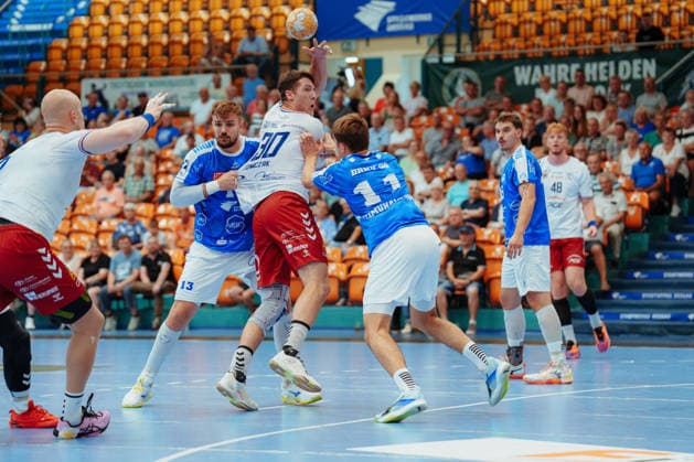 Testspielt: Dessau-Roßlauer HV 06 - PGE Wybrzeze Gdansk Wiktor Tomczak (PGE Wybrzeze Gdansk, 30) beim Passspiel am 07.08.2026 in der Anhalt-Arena, Dessau-Roßlau (Sachsen-Anhalt) Dessau-Roßlau Anhalt-Arena Sachsen-Anhalt Deutschland *** Friendly Match: Dessau Roßlauer HV 06 vs. PGE Wybrzeze Gdansk, Wiktor Tomczak (PGE Wybrzeze Gdansk, No. 30) during a passing play on August 7, 2026, at the Anhalt Arena, Dessau-Roßlau, Saxony-Anhalt; Dessau-Roßlau, Anhalt Arena, Saxony-Anhalt, Germany