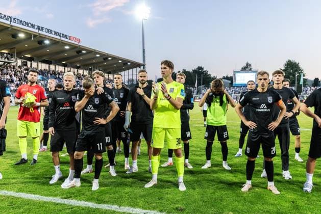 SV Stuttgarter Kickers vs. SSV Ulm 1846 Fußball, Fussball, Regionalliga, 1. Spieltag, GAZI-Stadion auf der Waldau Stuttgart 07.08.26 nach Spielende Team Mannschaft SSV Ulm 1846 Fußball. v.l. Radomir Novakovic (SSV Ulm 1846 Fußball, 01), Leon Müller (SSV Ulm 1846 Fußball, 17), Per Lockl (SSV Ulm 1846 Fußball, 08), Dennis Chessa (SSV Ulm 1846 Fußball, 11), Oliver Wähling (SSV Ulm 1846 Fußball, 10), Simun Birkic (SSV Ulm 1846 Fußball, 16), Lucas Röser (SSV Ulm 1846 Fußball, 09), Robin Mantel (SSV Ulm 1846 Fußball, 30), Steffen Meuer (SSV Ulm 1846 Fußball, 18), Masaaki Takahara (SSV Ulm 1846 Fußball, 23), Alexander Kopf (SSV Ulm 1846 Fußball, 20), Kim Bayer (SSV Ulm 1846 Fußball, 12) SV Stuttgarter Kickers vs. SSV Ulm 1846 Fußball, Fussball, Regionalliga, 1. Spieltag, GAZI-Stadion auf der Waldau Stuttgart 07.08.26 Foto: Lucca Fundel Stuttgart GAZI-Stadion auf der Waldau Baden-Württemberg Deutschland *** SV Stuttgarter Kickers vs. SSV Ulm 1846 Soccer, Regionalliga, Matchday 1, GAZI Stadium at Waldau, Stuttgart, August 7, 2007, after the final whistle. Team: SSV Ulm 1846 Soccer. From left: Radomir Novakovic (SSV Ulm 1846 Soccer), 01, Leon Müller SSV Ulm 1846 Soccer, 17, Per Lockl SSV Ulm 1846 Soccer, 08, Dennis Chessa, SSV Ulm 1846 Soccer, 11, Oliver Wähling, SSV Ulm 1846 Soccer, 10, Simun Birkic, SSV Ulm 1846 Soccer, 16, Lucas Röser, SSV Ulm 1846 Soccer, 09, Robin Mantel SSV Ulm 1846 Soccer, 30, Steffen Meuer SSV Ulm 1846 Soccer, 18, Masaaki Takahara SSV Ulm 1846 Soccer, 23, Alexander Kopf SSV Ulm 1846 Soccer, 20, Kim Bayer SSV Ulm 1846 Soccer, 12 SV Stuttgarter Kickers vs. SSV Ulm 1846 Soccer, Soccer, Regionalliga, Matchday 1, GAZI Stadium auf der Waldau, Stuttgart, August 7, 2008, Photo by Lucca Fundel, Stuttgart, GAZI Stadium auf der Waldau, Baden-Württemberg, Germany