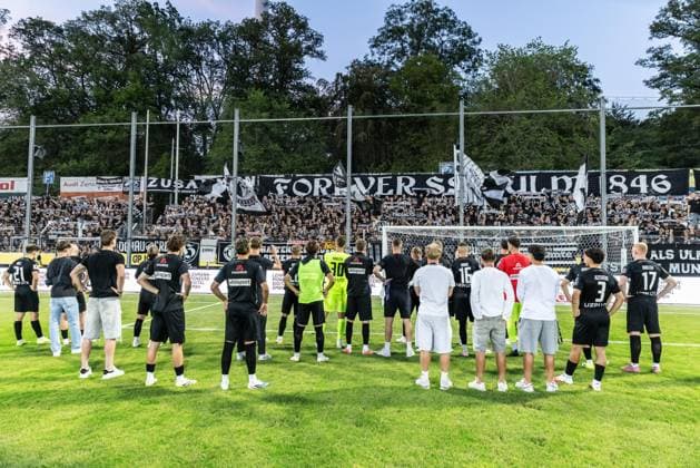 SV Stuttgarter Kickers vs. SSV Ulm 1846 Fußball, Fussball, Regionalliga, 1. Spieltag, GAZI-Stadion auf der Waldau Stuttgart 07.08.26 Team Mannschaft SSV Ulm 1846 Fußball vor der Fankurve nach Spielende SV Stuttgarter Kickers vs. SSV Ulm 1846 Fußball, Fussball, Regionalliga, 1. Spieltag, GAZI-Stadion auf der Waldau Stuttgart 07.08.26 Foto: Lucca Fundel Stuttgart GAZI-Stadion auf der Waldau Baden-Württemberg Deutschland *** SV Stuttgarter Kickers vs. SSV Ulm 1846 Soccer, Regionalliga, Matchday 1, GAZI Stadium on the Waldau, Stuttgart, August 26, 2007. SSV Ulm 1846 soccer team in front of the fan section after the end of the match between SV Stuttgarter Kickers and SSV Ulm 1846. Soccer, Regional League, Matchday 1, GAZI Stadium on the Waldau, Stuttgart, August 26, 2007. Photo by Lucca Fundel, Stuttgart, GAZI Stadium on the Waldau, Baden-Württemberg, Germany