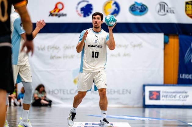 07.08.2026, xdobgx, Handball Heide-Cup 2026, VFL Gummersbach - Provence Aix v.l. Alex Dujshebaev (VfL Gummersbach, 10) am Ball, plays the ball Schneverdingen *** August 7, 2026, xdobgx, 2026 Heide Cup Handball Tournament, VFL Gummersbach vs. Provence Aix, Alex Dujshebaev (VfL Gummersbach), 10 on the ball, plays the ball Schneverdingen
