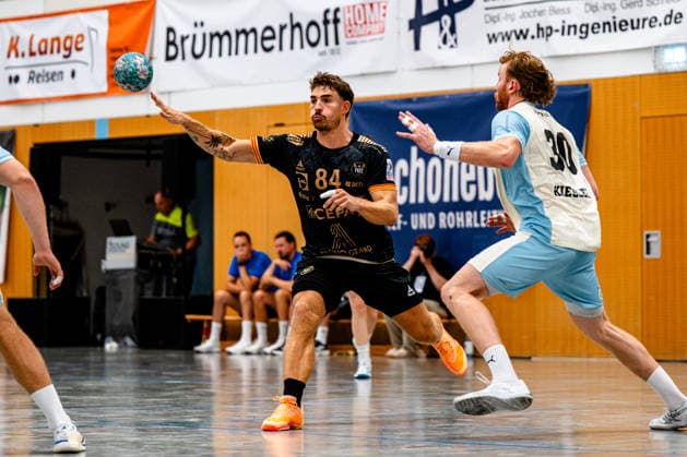 07.08.2026, xdobgx, Handball Heide-Cup 2026, VFL Gummersbach - Provence Aix v.l. Aymeric Zaepfel (PAUC Handball, 84) am Ball, plays the ball Tom Kiesler (VfL Gummersbach, 30) Schneverdingen *** August 7, 2026, xdobgx, 2026 Heide Cup Handball Tournament, VFL Gummersbach vs. Provence Aix-en-Provence, Aymeric Zaepfel (PAUC Handball), 84 on the ball, Tom Kiesler (VfL Gummersbach) plays the ball, 30 Schneverdingen
