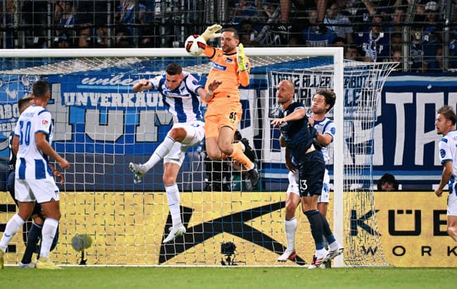Bochum, Germany, 2. Bundesliga, Matchday 1, Vonovia Ruhrstadion Bochum, VfL Bochum vs Hertha BSC Berlin; Marius Gersbeck (HBB), Niklas Kolbe (HBB). Action *** Bochum, Germany, 2. Bundesliga, Matchday 1, Vonovia Ruhrstadion Bochum, VfL Bochum vs. Hertha BSC Berlin, Marius Gersbeck (HBB), Niklas Kolbe (HBB), Action