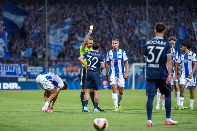 08.07.2026, Fußball, VfL Bochum - Hertha BSC, 2. Fußball-Bundesliga, 1. Spieltag, Vonovia Ruhrstadion, Saison 2026 2027: Schiedsrichter Wolfgang Haslberger zeigt Gelbe Karte füe Maximilian Wittek (VfL Bochum 32) DFB regulations prohibit any use of photographs as image sequences and or quasi-video. Nordrhein-Westfalen Deutschland *** July 8, 2026, Soccer, VfL Bochum vs. Hertha BSC, 2. Bundesliga, Matchday 1, Vonovia Ruhrstadion, 2026–2027 Season. Referee Wolfgang Haslberger shows a yellow card to Maximilian Wittek of VfL Bochum (No. 32). DFB regulations prohibit any use of photographs as image sequences and or quasi-video. North Rhine-Westphalia, Germany