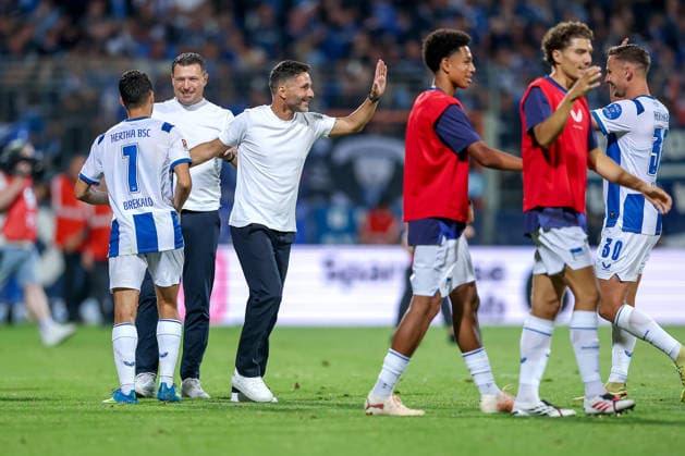 08.07.2026, Fußball, VfL Bochum - Hertha BSC, 2. Fußball-Bundesliga, 1. Spieltag, Vonovia Ruhrstadion, Saison 2026 2027: Abschlussjubel nach dem 1:0 Sieg für Hertha BSC. Josip Brekalo (Hertha BSC 07) Benjamin Weber (Hertha BSC Sportdirektor) Cheftrainer Stefan Leitl (Hertha BSC) Niklas Kolbe (Hertha BSC 27) jubelnd DFB regulations prohibit any use of photographs as image sequences and or quasi-video. Nordrhein-Westfalen Deutschland *** July 8, 2026, Soccer, VfL Bochum vs. Hertha BSC, 2. Bundesliga, Matchday 1, Vonovia Ruhrstadion, 2026–2027 Season: Celebrations after Hertha BSC’s 1–0 victory; Josip Brekalo (Hertha BSC); Benjamin Weber (Hertha BSC); Sports Director and Head Coach Stefan Leitl (Hertha BSC); Niklas Kolbe (Hertha BSC), 27, celebrating; DFB regulations prohibit any use of photographs as image sequences and or quasi-video; North Rhine-Westphalia, Germany