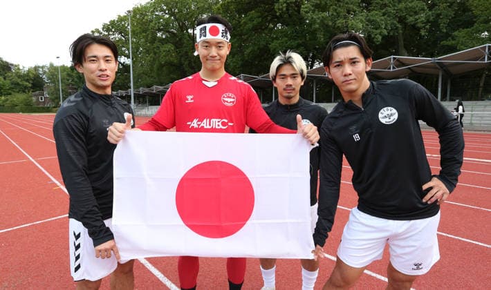 Fußball, Saison 2026 2027, Lotto-Pokal Hamburg, erste Runde: Hamm United FC - ETSV Hamburg. Makoto Ayano, Osuke Hashiguchi, Hayato Nakazawa und Taiki Iimura (v.l.) halten vor dem Anpfiff die Flagge von Japan (Nisshoki, Sonnenwappenflagge) in ihren Händen. Sie sind vier von insgesamt fünf Japanern in der neu formierten Mannschaft des Hamburger Fußball-Meisters ETSV Hamburg. Weitere könnten folgen. Hamm Hamburg *** Soccer, 2026–2027 Season, Lotto Cup Hamburg, First Round: Hamm United FC vs. ETSV Hamburg—Makoto Ayano, Osuke Hashiguchi, Hayato Nakazawa, and Taiki Iimura (from left to right) hold the Japanese Nisshoki flag—the Rising Sun flag—in their hands before kickoff. They are four of a total of five Japanese players on the newly formed squad of Hamburg soccer champions ETSV Hamburg. More could follow. Hamm, Hamburg