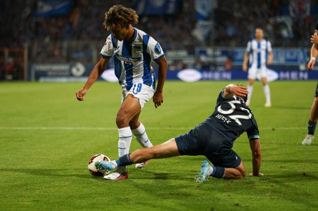 Deutschland: Fussball 2.Bundesliga 2026 2027, 1. Spieltag - VfL Bochum vs Hertha BSC - Vonovia Ruhrstadion (Bochum): im Zweikampf Maximilian Wittek (VfL Bochum, 32) Oluwaseun Adewumi (Hertha BSC, 19) *** Germany Soccer 2. Bundesliga 2026–2027, Matchday 1: VfL Bochum vs. Hertha BSC at Vonovia Ruhrstadion in Bochum—Maximilian Wittek (VfL Bochum, 32) and Oluwaseun Adewumi (Hertha BSC, 19) in a tackle Copyright: xAymanxAlahmedx