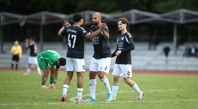 Fußball, Saison 2026 2027, Lotto-Pokal Hamburg, erste Runde: Hamm United FC - ETSV Hamburg. Jubel bei Gedion Owusu Wedemeyer, Aladji Mohamed Marienus Bailor Barrie und Antonio Simonuvic (v.l.) nach dem 1:0 durch Aladji Mohamed Marienus Bailor Barrie. Hamm Hamburg *** Soccer, 2026–2027 Season, Hamburg Lotto Cup, First Round: Hamm United FC vs. ETSV Hamburg. Gedion Owusu Wedemeyer, Aladji Mohamed Marienus Bailor Barrie, and Antonio Simonuvic (from left) celebrate after Aladji Mohamed Marienus Bailor Barrie scored the 1–0 goal for Hamm against Hamburg.
