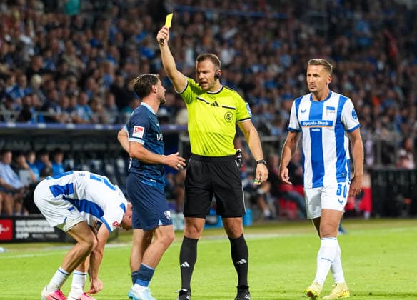 Schiedsrichter Wolfgang Haslberger zeigt Maximilian Wittek (VfL Bochum 1848, 32) die Gelbe Karte. Paul Seguin (Hertha BSC, 30) verfolgt die Szene. GER, VfL Bochum 1848 vs Hertha BSC, 2. Bundesliga, 1. Spieltag, Saison 2026-27, Vonovia Ruhrstadion, Bochum, 07.08.2026 DFL REGULATIONS PROHIBIT ANY USE OF PHOTOGRAPHS AS IMAGE SEQUENCES AND OR QUASI-VIDEO Foto: HMB Media Scott W. Coleman Bochum Vonovia Ruhrstadion Nordrhein-Westfalen GER Copyright: xScottxW.xColemanx