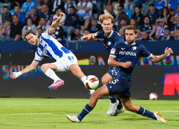 Linus Gechter (Hertha BSC, 44) schiesst den Ball, waehrend Mats Pannewig (VfL Bochum 1848, 24) und Michael Steinwender (VfL Bochum 1848, 15) die Szene verfolgen. GER, VfL Bochum 1848 vs Hertha BSC, 2. Bundesliga, 1. Spieltag, Saison 2026-27, Vonovia Ruhrstadion, Bochum, 07.08.2026 DFL REGULATIONS PROHIBIT ANY USE OF PHOTOGRAPHS AS IMAGE SEQUENCES AND OR QUASI-VIDEO Foto: HMB Media Scott W. Coleman Bochum Vonovia Ruhrstadion Nordrhein-Westfalen GER Copyright: xScottxW.xColemanx