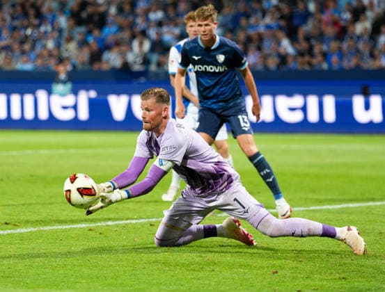 Timo Horn (VfL Bochum 1848, 1) pariert. GER, VfL Bochum 1848 vs Hertha BSC, 2. Bundesliga, 1. Spieltag, Saison 2026-27, Vonovia Ruhrstadion, Bochum, 07.08.2026 DFL REGULATIONS PROHIBIT ANY USE OF PHOTOGRAPHS AS IMAGE SEQUENCES AND OR QUASI-VIDEO Foto: HMB Media Scott W. Coleman Bochum Vonovia Ruhrstadion Nordrhein-Westfalen GER Copyright: xScottxW.xColemanx