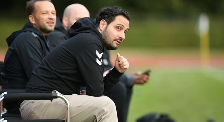 Fußball, Saison 2026 2027, Lotto-Pokal Hamburg, erste Runde: Hamm United FC - ETSV Hamburg. ETSV-Trainer Manuel Demir. Hamm Hamburg *** Soccer, 2026–2027 Season, Hamburg Lotto Cup, First Round: Hamm United FC vs. ETSV Hamburg; ETSV Coach Manuel Demir; Hamm vs. Hamburg