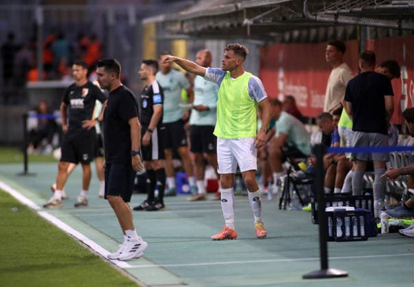 Fussball, Herren, Regionalliga Bayern, Saison 2026 2027, TSV 1860 München - FC Augsburg II, Grünwalder Stadion Der ausgewechselte Florian Niederlechner (TSV 1860 München) gibt Anweisungen mit Leibchen *** Soccer, Men s, Bavarian Regional League, 2026–2027 Season, TSV 1860 Munich vs. FC Augsburg II, Grünwalder Stadium: Substituted Florian Niederlechner of TSV 1860 Munich gives instructions while wearing a practice jersey