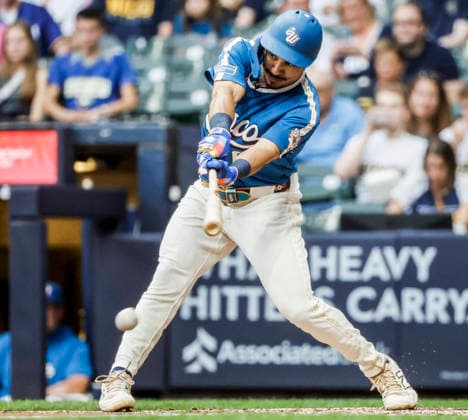 Milwaukee Brewers third baseman David Hamilton hits an RBI single in the second inning of the MLB, Baseball Herren, USA game between the Minnesota Twins and the Milwaukee Brewers at American Family Field in Milwaukee, Wisconsin on Friday, August 7, 2026.  MIL20260807813 TANNENxMAURY