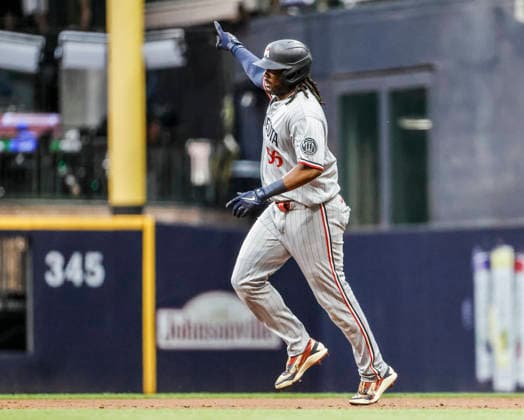 Minnesota Twins designated hitter Josh Bell runs the bases after hitting a two RBI home run in the third inning of the MLB, Baseball Herren, USA game between the Minnesota Twins and the Milwaukee Brewers at American Family Field in Milwaukee, Wisconsin on Friday, August 7, 2026.  MIL20260807816 TANNENxMAURY